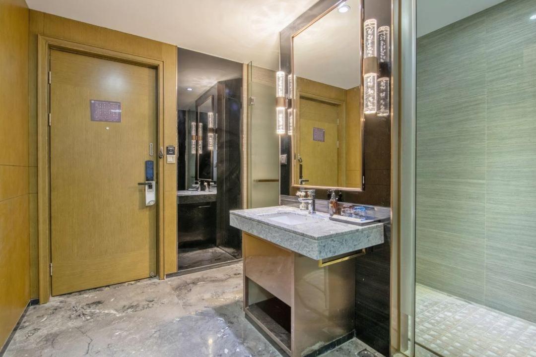 Lnsail Hotel Shenzhen Luohu Port Railway Station ภายนอก รูปภาพ