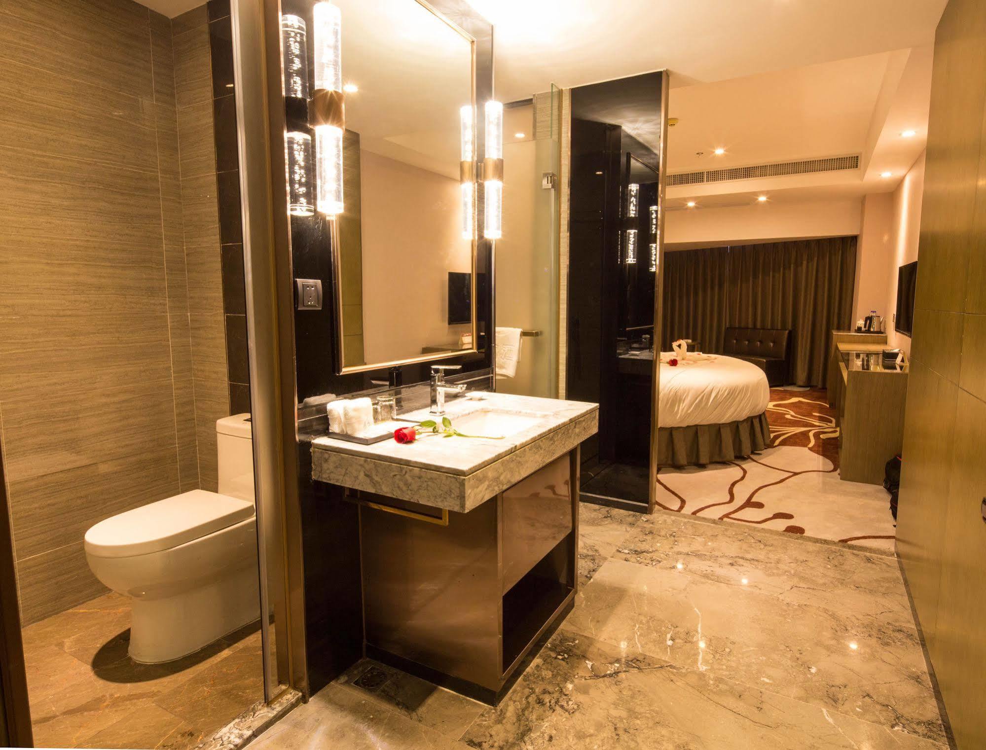 Lnsail Hotel Shenzhen Luohu Port Railway Station ภายนอก รูปภาพ